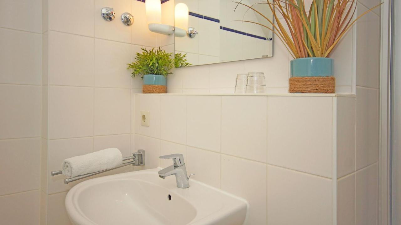 F-1010 Strandhaus Moenchgut Bed&Breakfast Dz 37 Strandnah, Inkl Fruehstueck 洛布 外观 照片